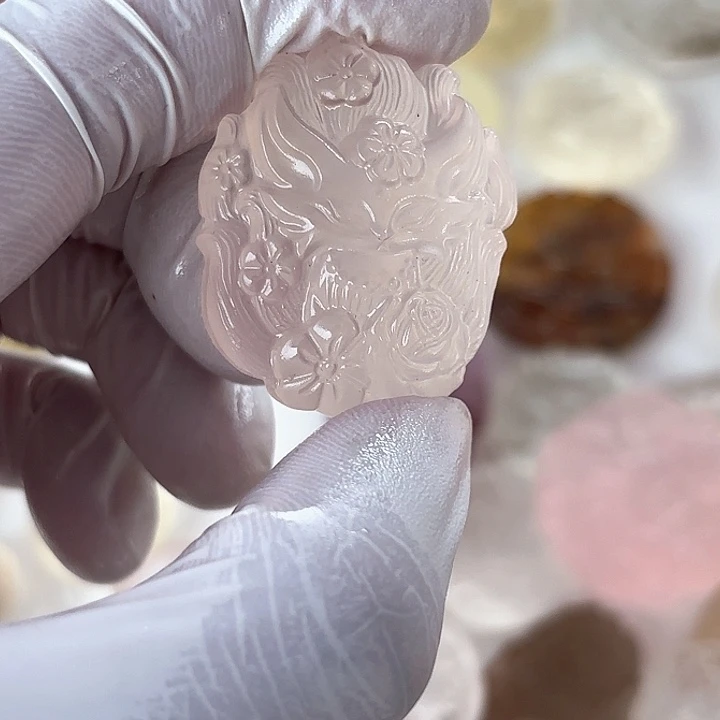 未镶嵌颈饰水晶s****?随机