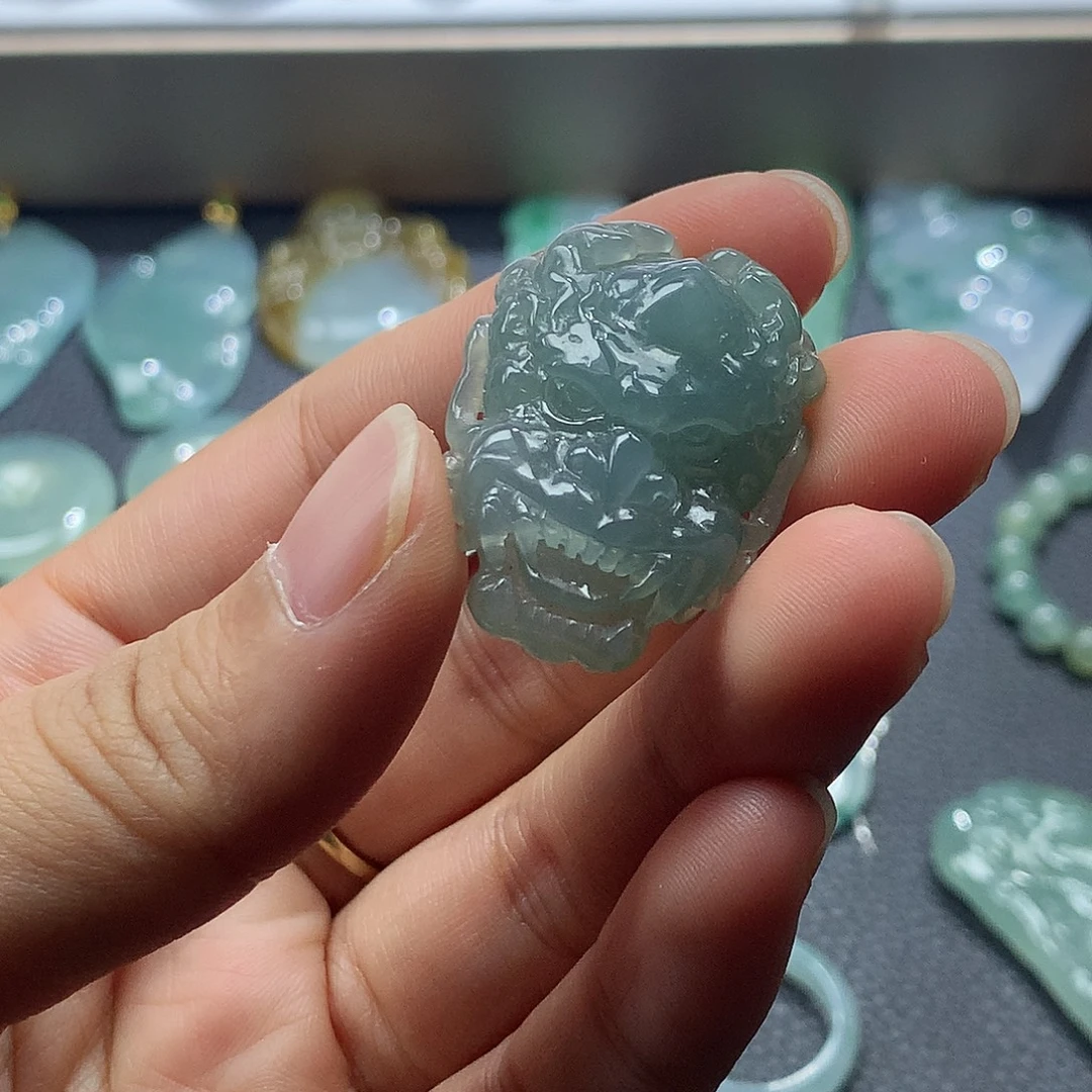 翡翠未镶嵌颈饰龙头