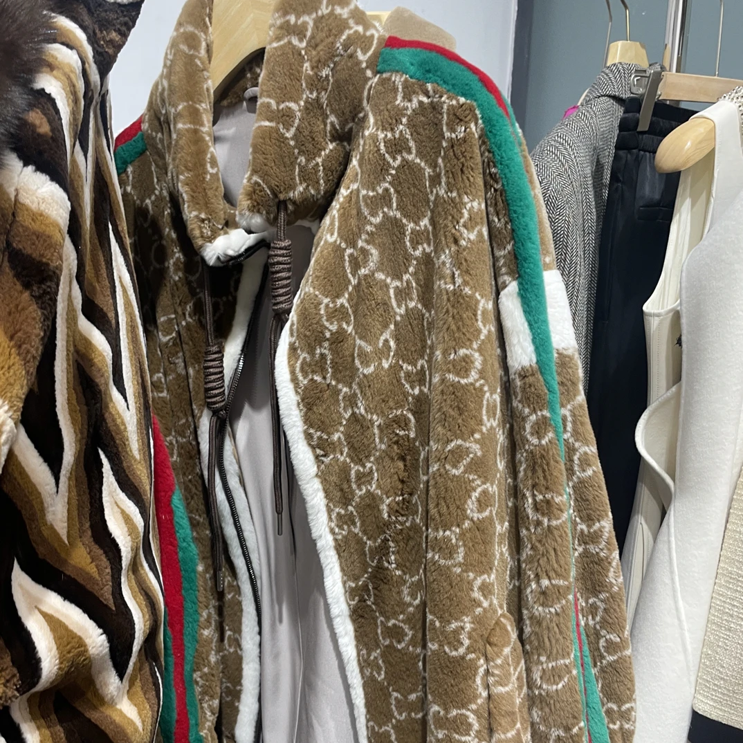 女士整貂连帽短款天鹅绒草外套小众潮流休闲新款貂皮大衣