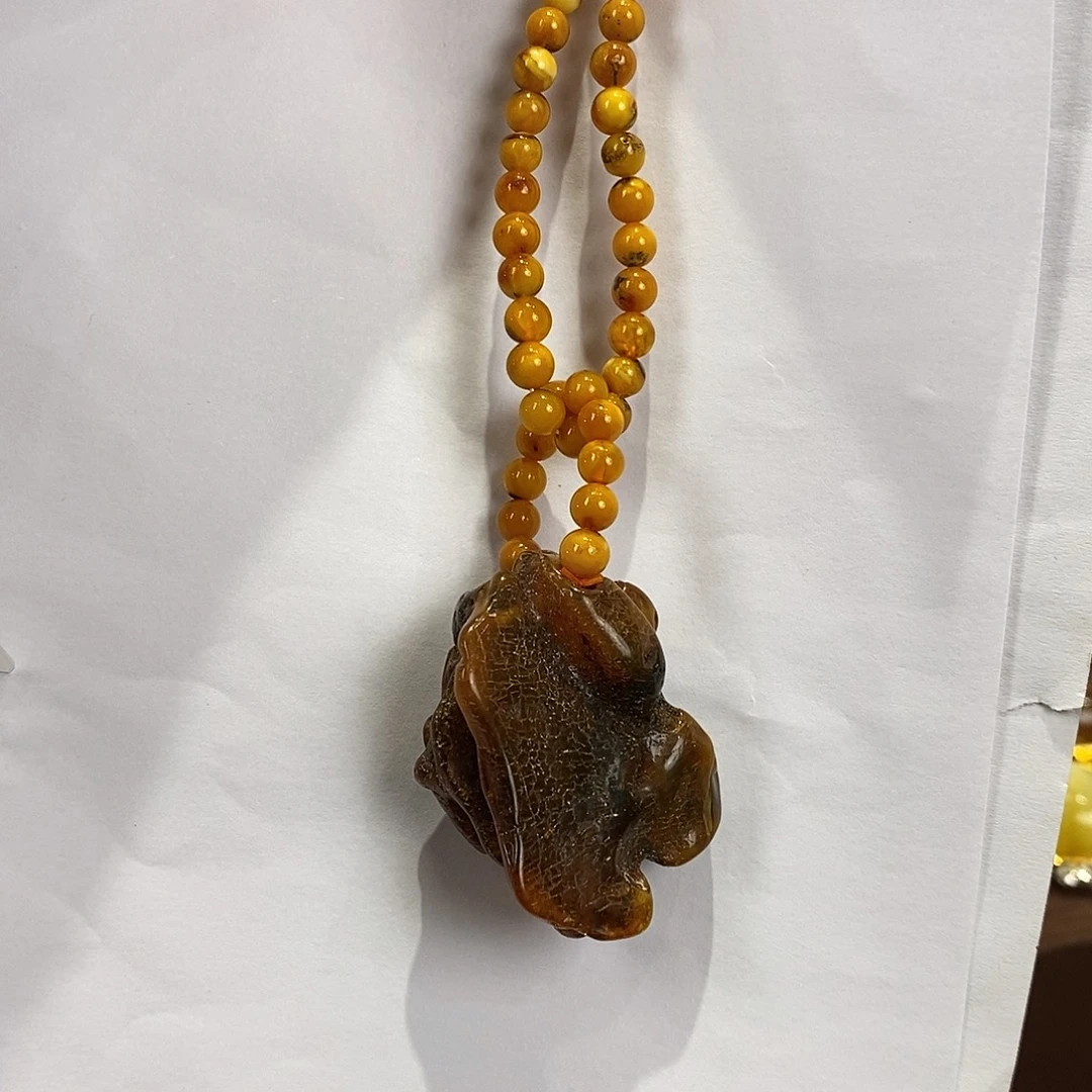 琥珀未镶嵌颈饰多人