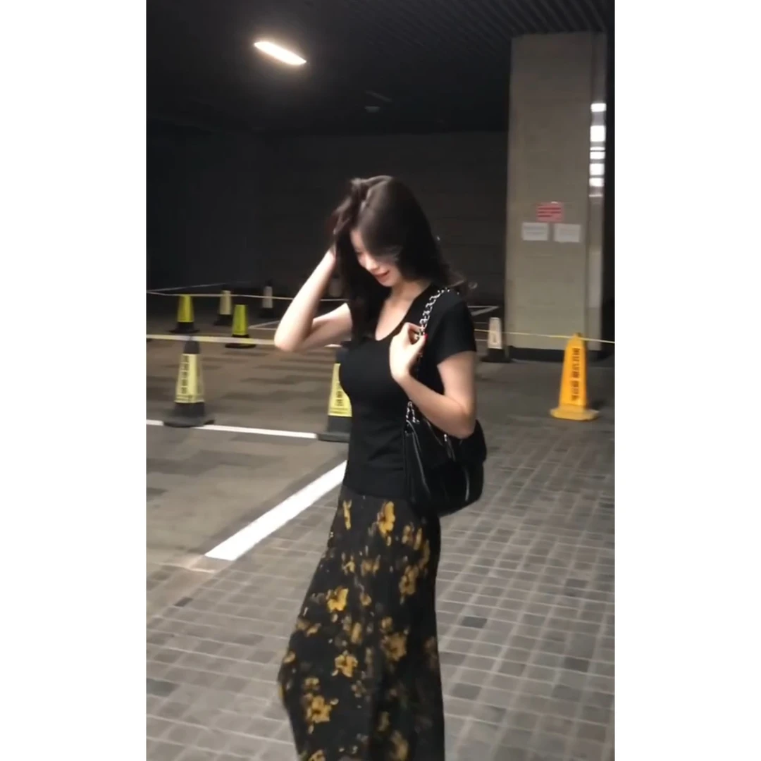 法式轻熟V领修身显瘦黑色短袖上衣搭配高腰垂感碎花半身裙套装