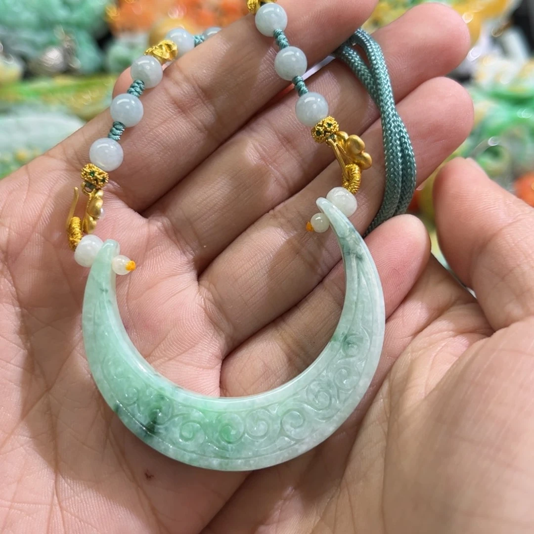 翡翠手镯未镶嵌待编织