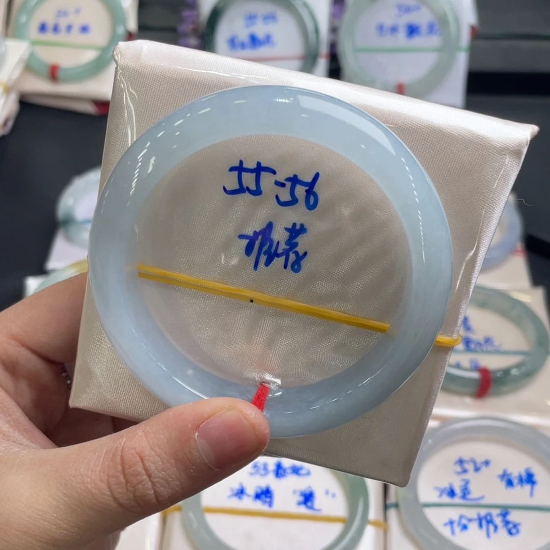 翡翠未镶嵌手镯天空蓝