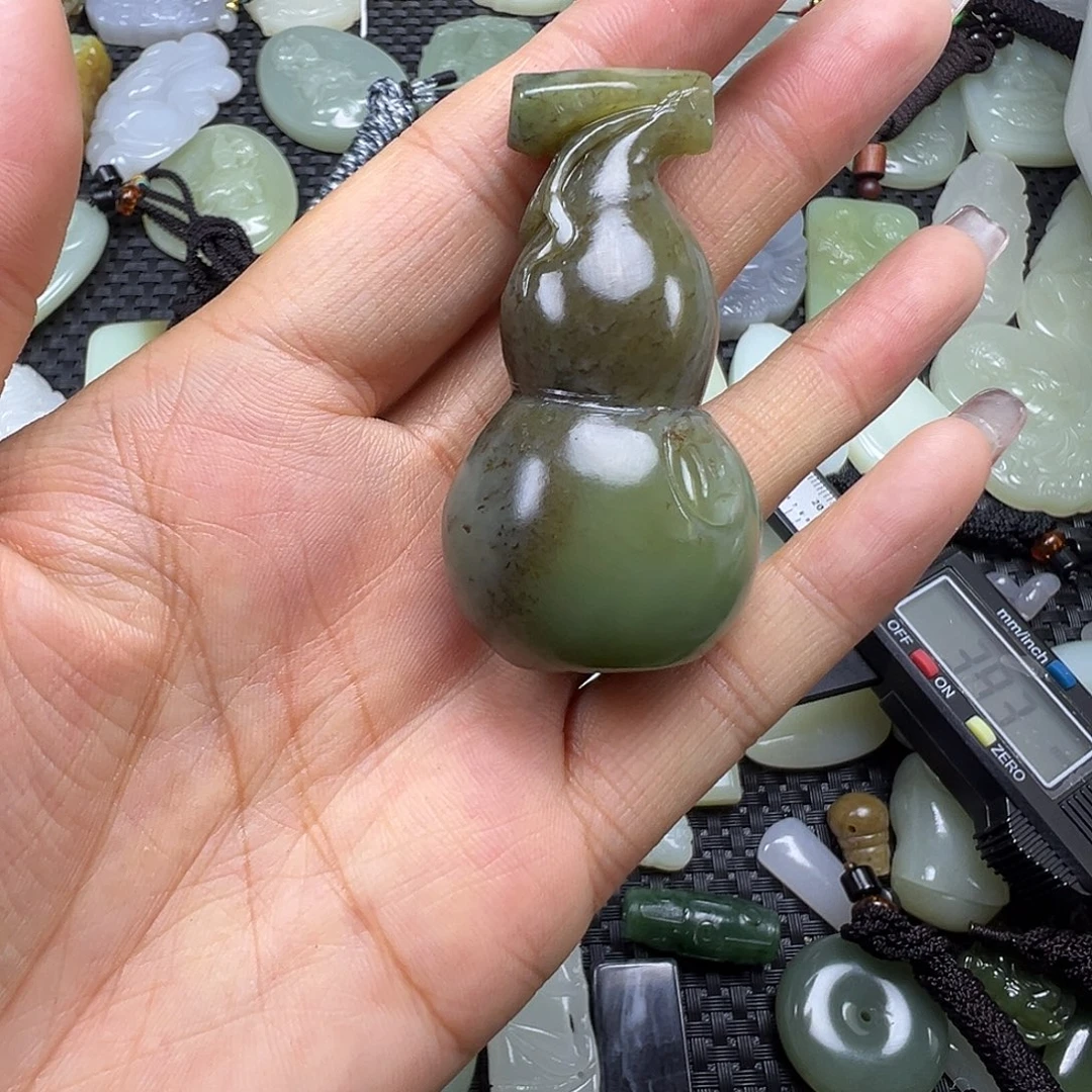 和田玉未镶嵌吊坠(不含链)微瑕漏，不退不换，卡56