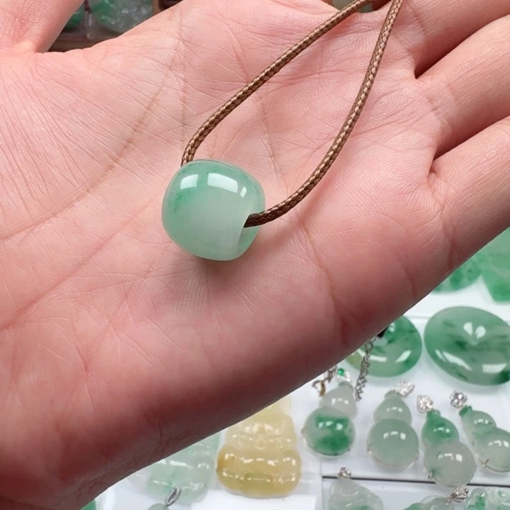 颈饰未镶嵌石英质玉