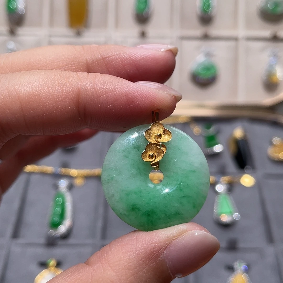 翡翠18K金镶嵌颈饰平安扣