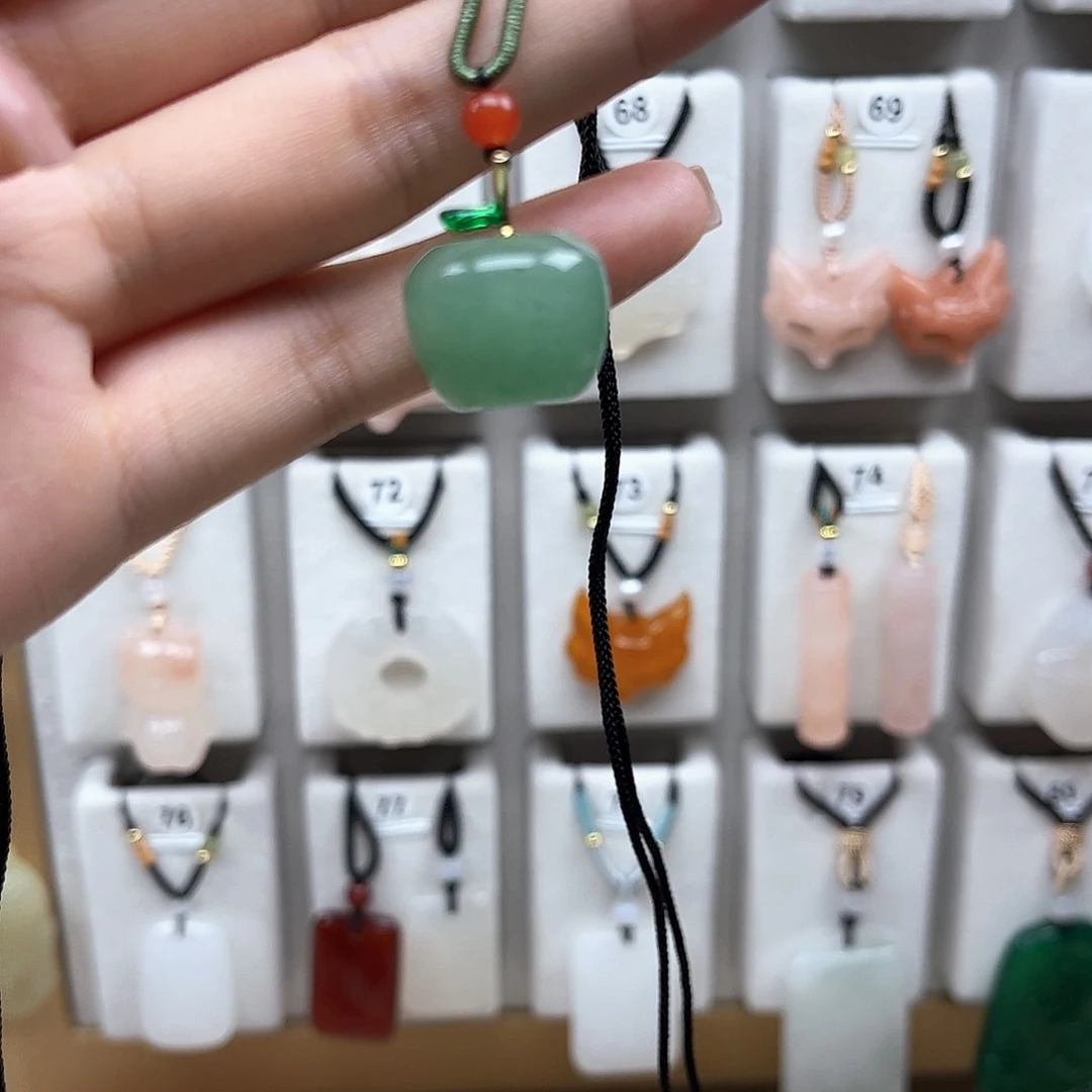 颈饰未镶嵌石英质玉