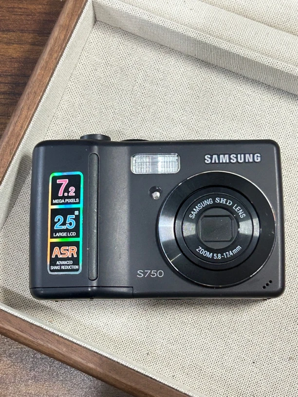 9新 Samsung/三星 s750 黑色 图复古ccd数码相机 五号电池