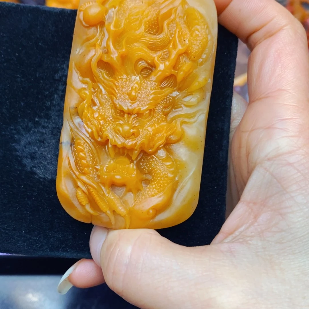 未镶嵌石英质玉（黄龙玉）颈饰