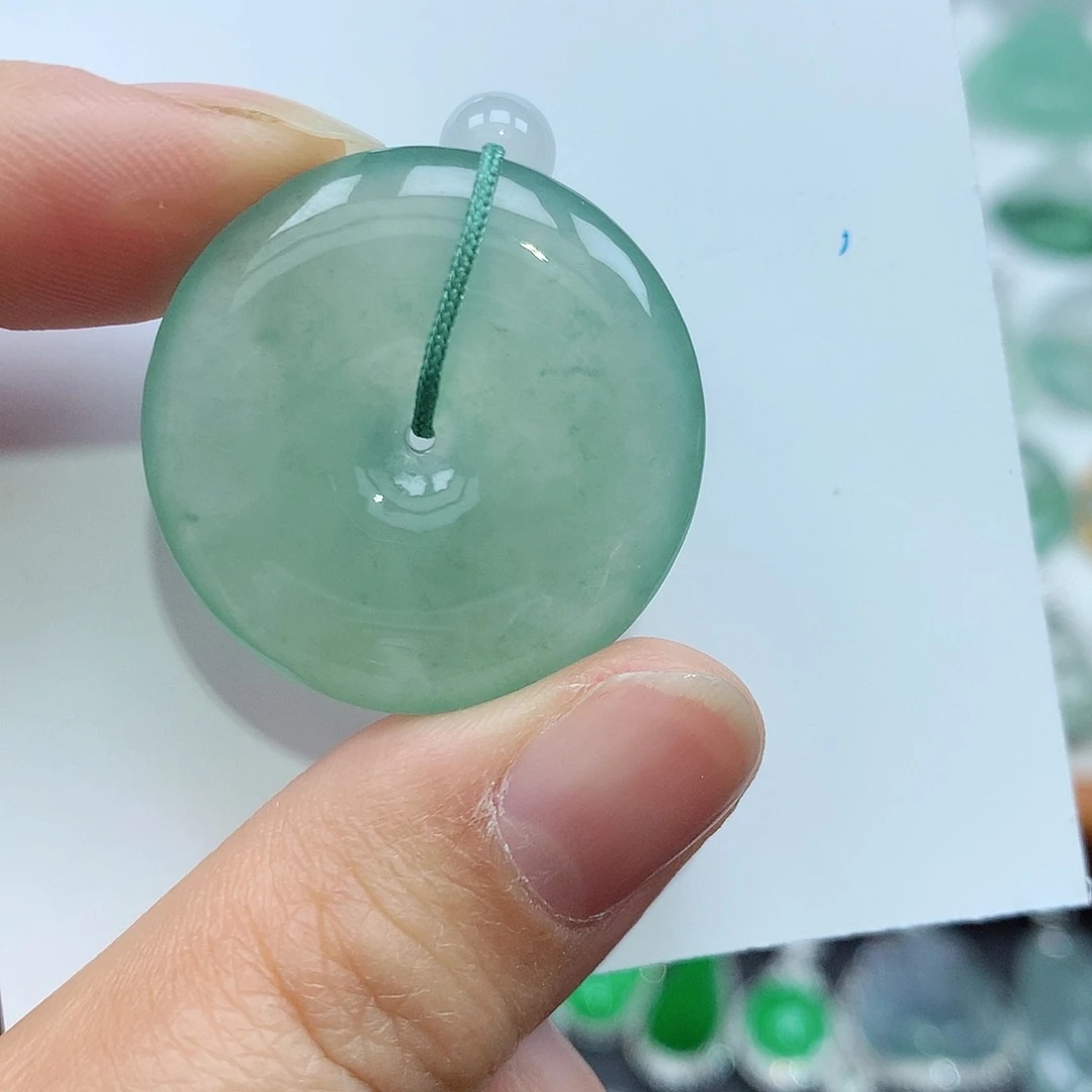 翡翠颈饰未镶嵌平安扣