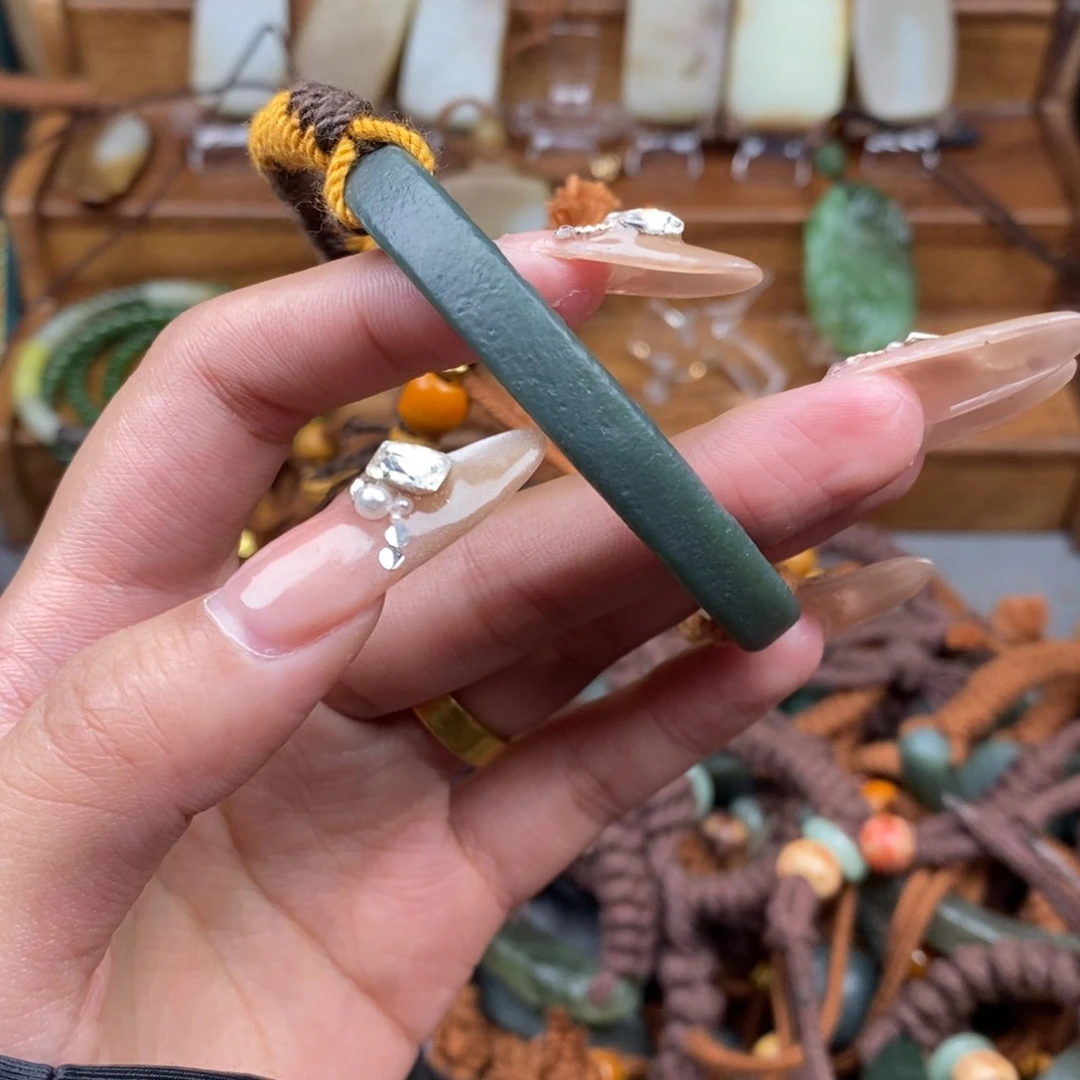 和田玉颈饰未镶嵌懂****?