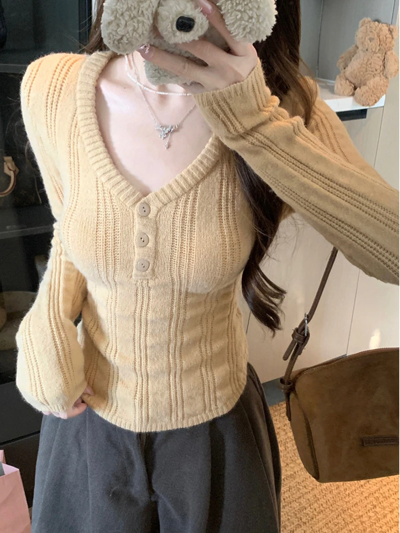 韩系温柔风纽扣V领长袖毛衣女2025秋冬季纯欲修身显瘦内搭针织衫