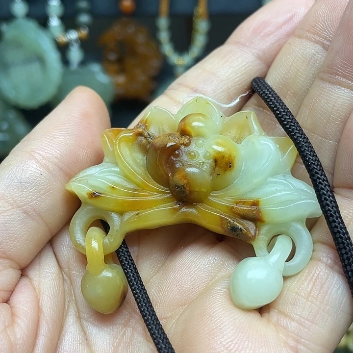 未镶嵌蛇纹石玉颈饰奇**月