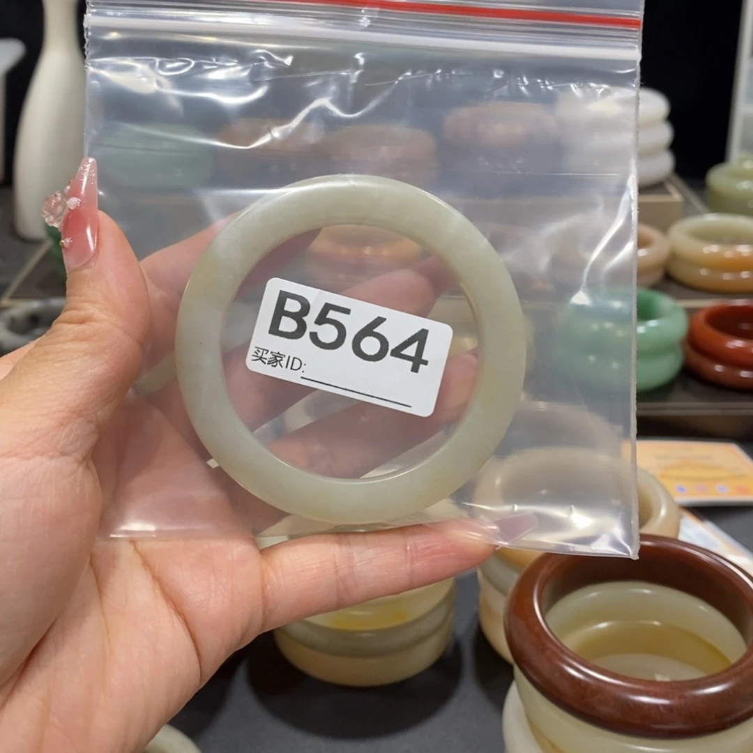 霞***）石英质玉（佘太翠）未镶嵌手镯