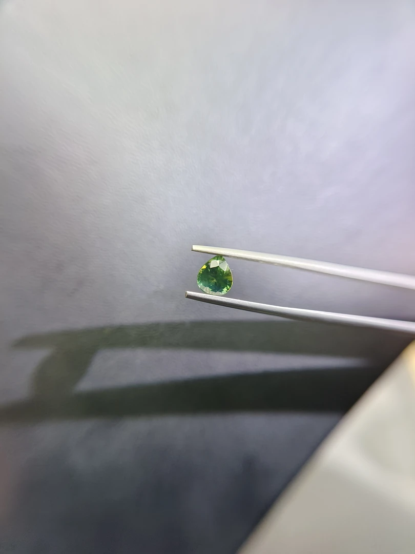 天然蓝宝石裸石 绿色水滴形切割
