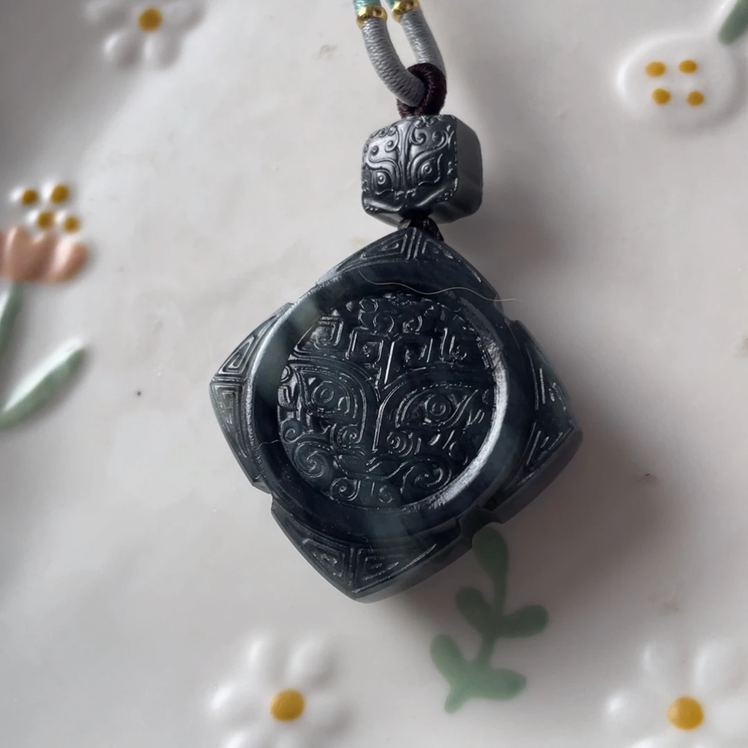 和田玉未镶嵌颈饰饕餮