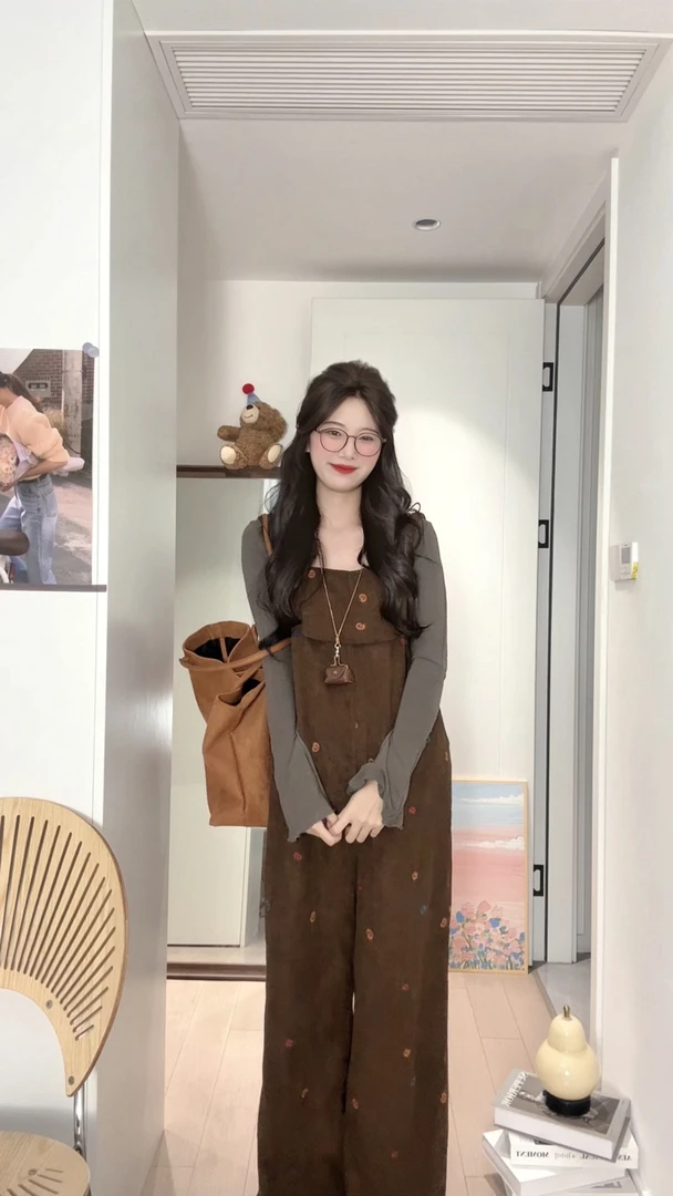 2025年孕妇装新款减龄气质休闲孕背带裤搭配辣妈打底衫套装