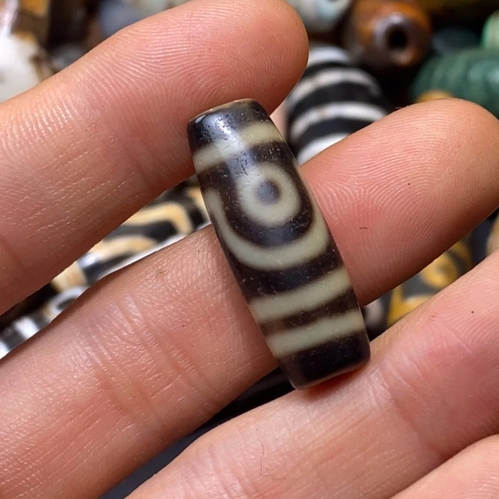 合金珠子的玛瑙/玉髓天****）珠子的颜色是蓝色的吗