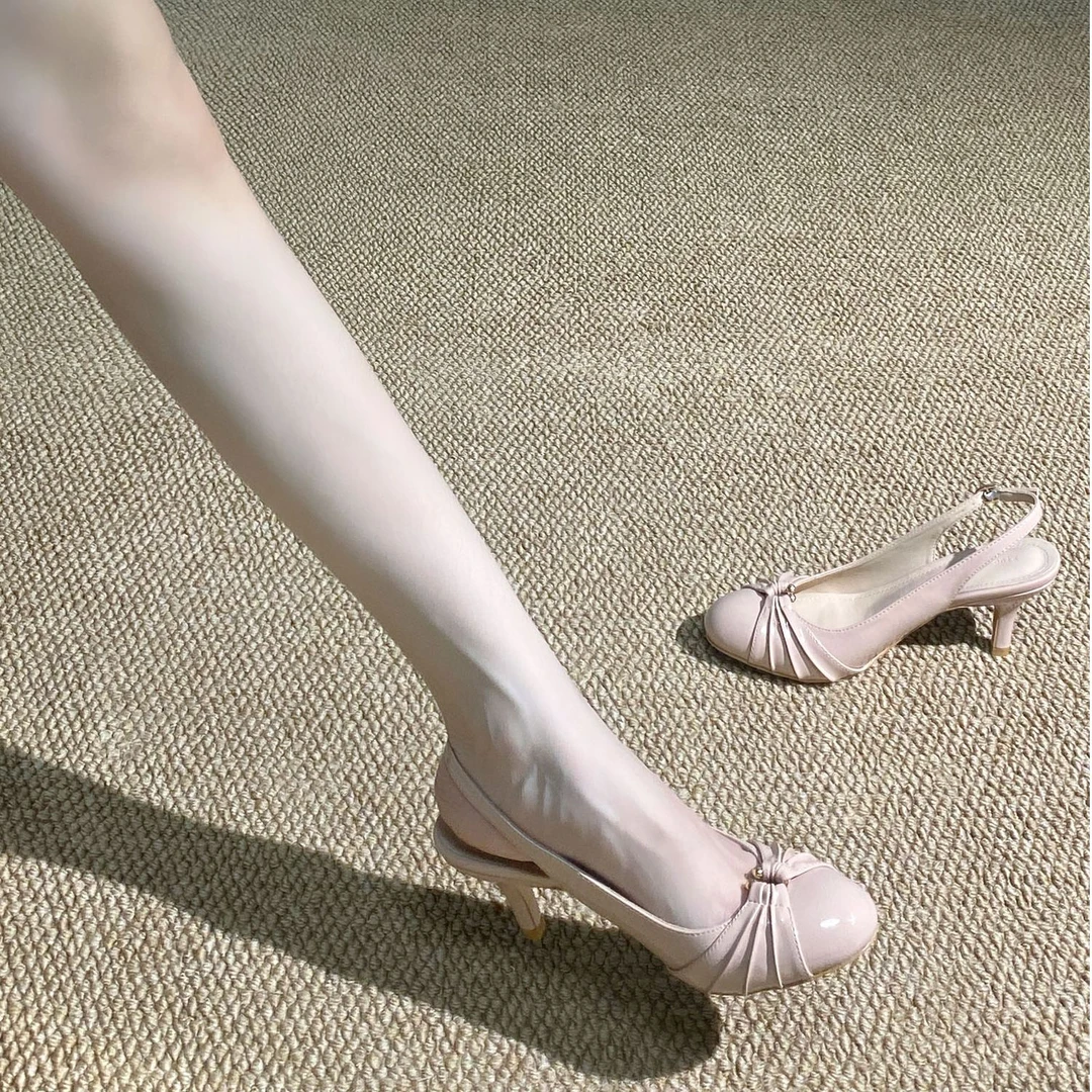 包头凉鞋女款2025新款褶皱金属扣细跟圆头中古风高跟鞋巨好看单鞋