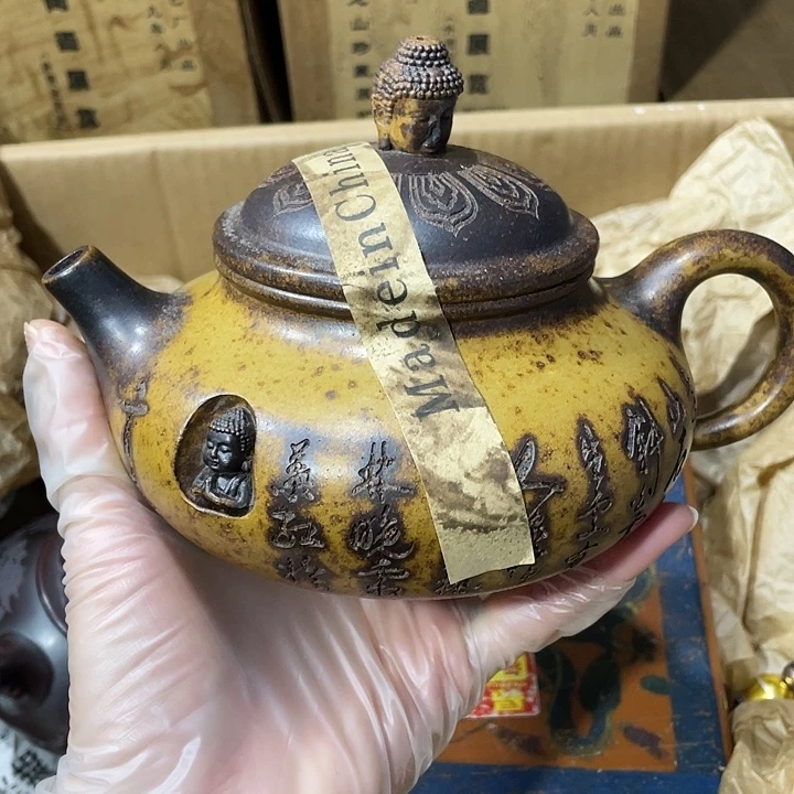 紫砂茶壶原矿泥料，手工制作的一把紫砂壶。