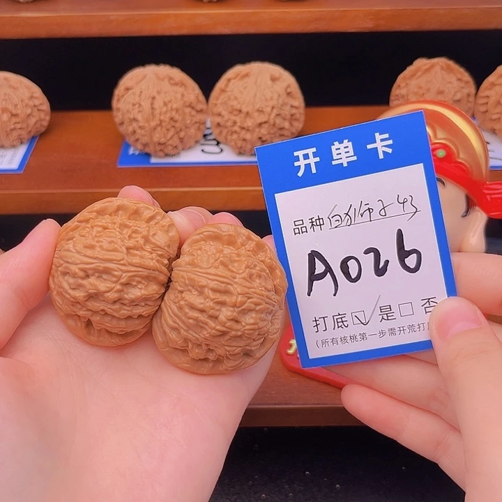 文玩核桃吊坠白狮子43