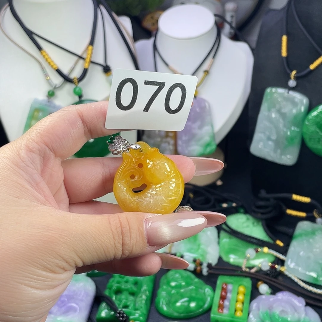 翡翠未镶嵌吊坠(赠链)