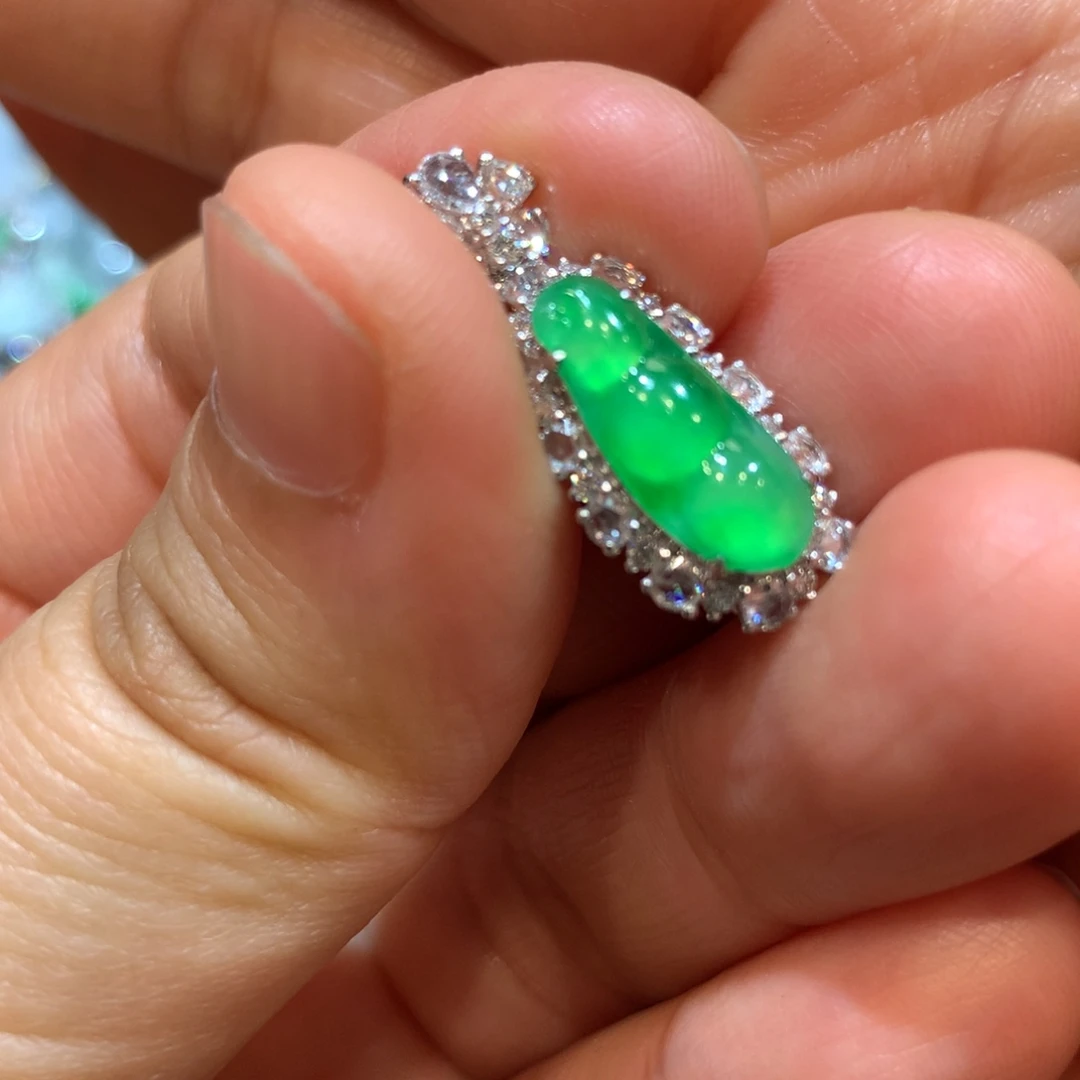 翡翠18K金镶嵌颈饰吊坠