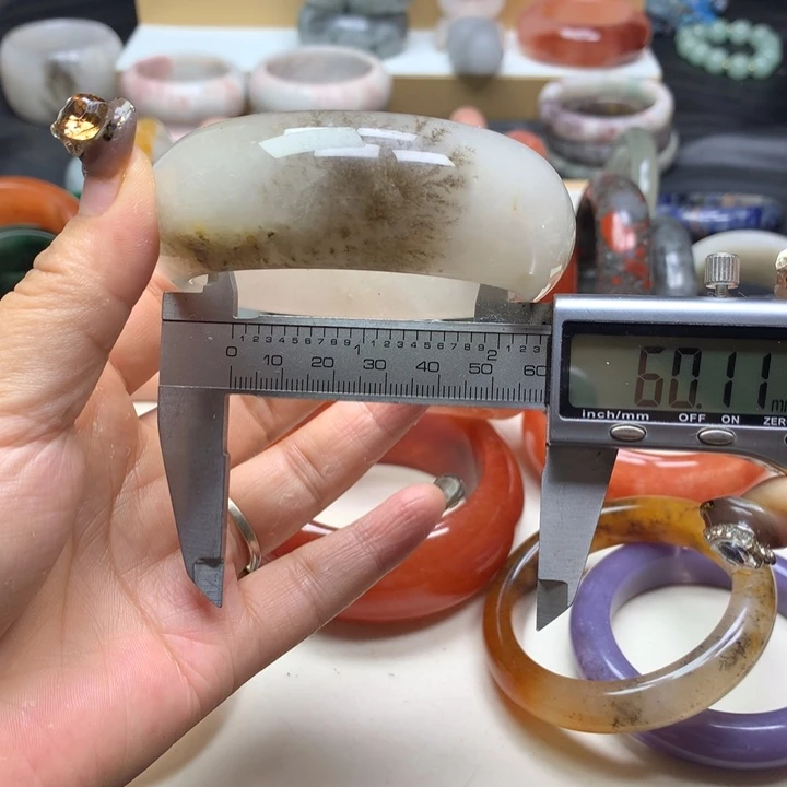 未镶嵌手镯石英质玉