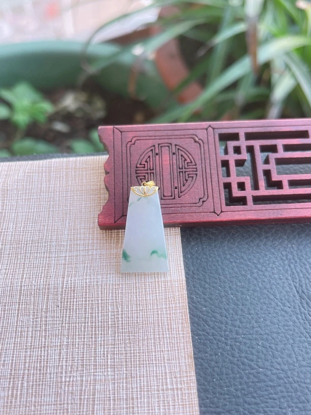 天然缅甸翡翠A货.冰润胶感清爽平安无事牌吊坠.尺寸26.7-15-3.2