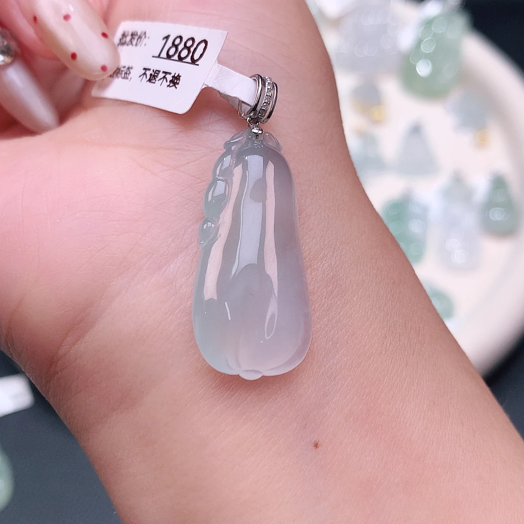 颈饰18K金镶嵌翡翠瓜