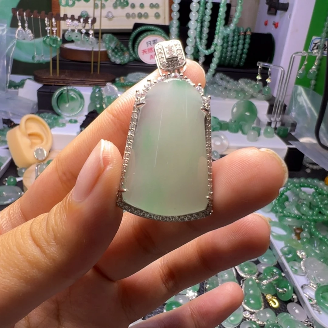 石英质玉未镶嵌颈饰