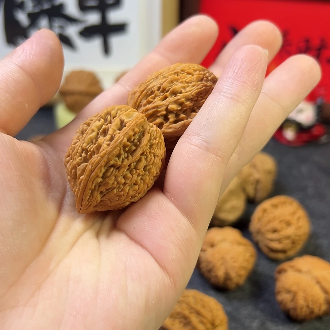 雨***步把件文玩核桃塔尖裂口