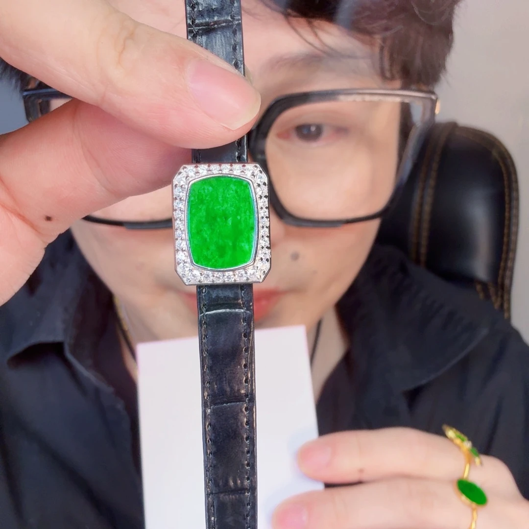 翡翠未镶嵌颈饰一件