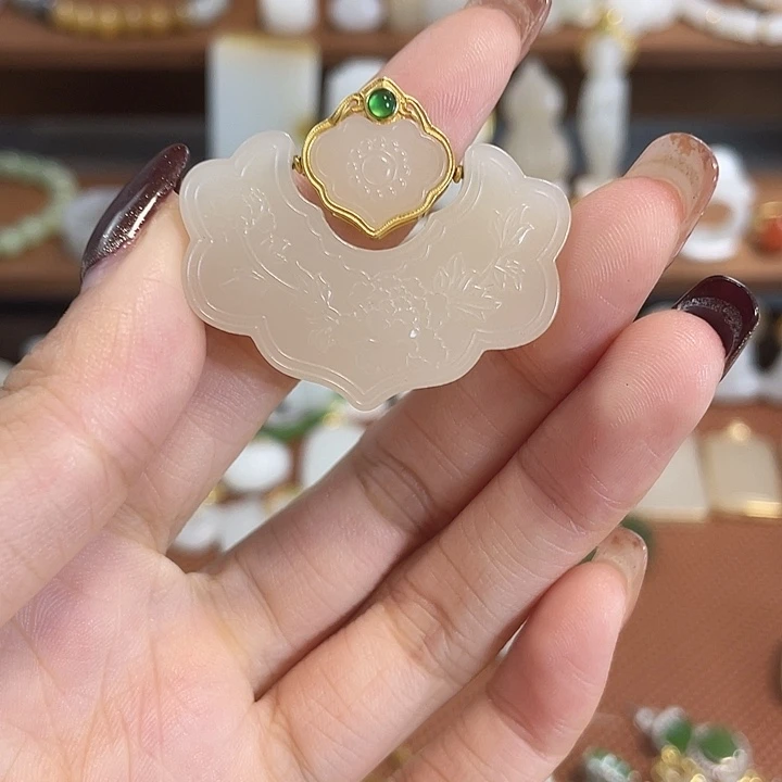 和田玉18K金镶嵌吊坠(赠链)