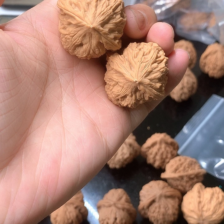 ****.文玩核桃吊坠38鸡心磕尖