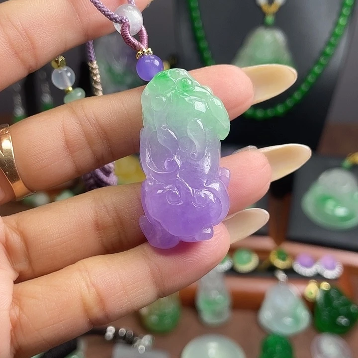 翡翠未镶嵌吊坠(赠链)