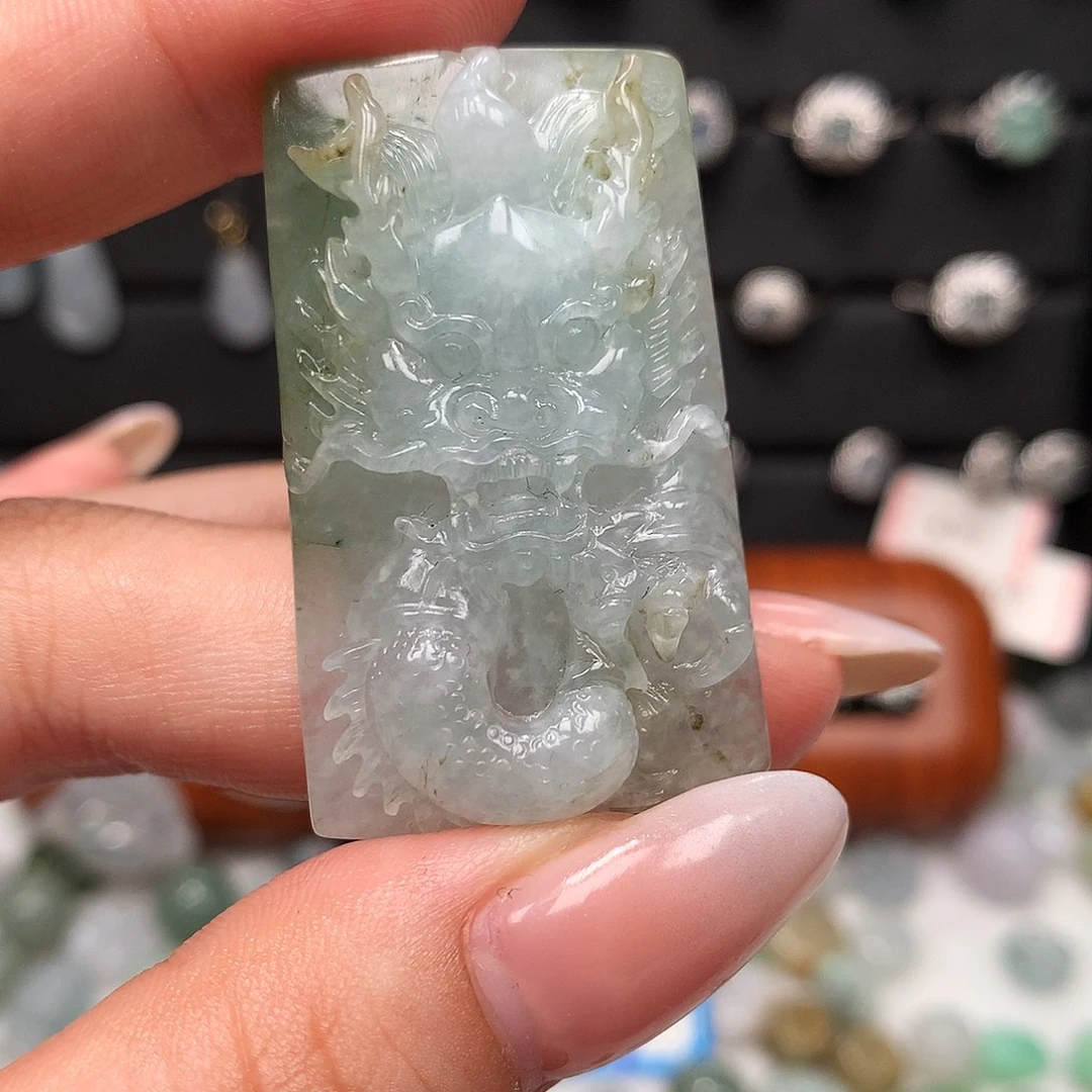 翡翠未镶嵌颈饰龙牌