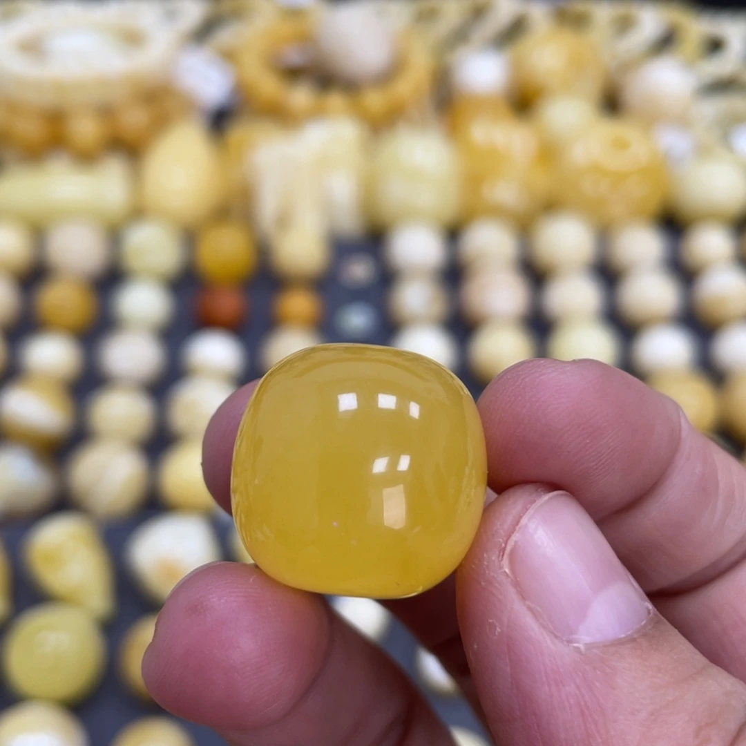 蜜蜡未镶嵌裸石19.9*19mm瑕疵焦皮福利款