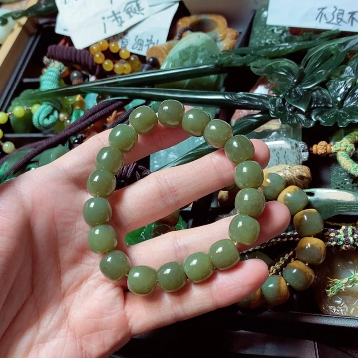 透闪石质玉颈饰未镶嵌
