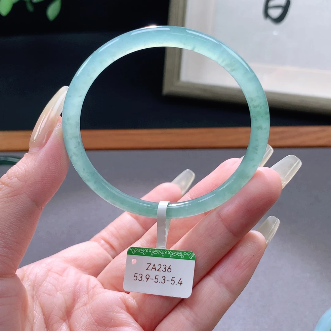 翡翠手镯未镶嵌天然翡翠手镯