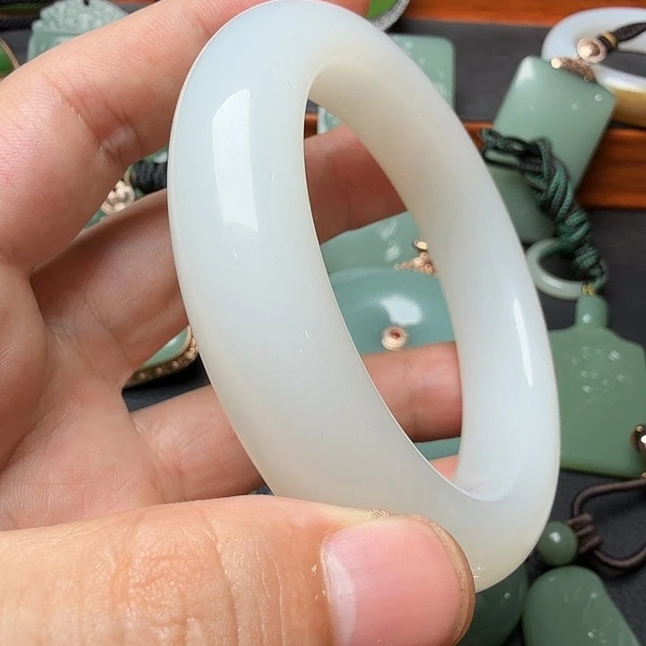 若****和田玉未镶嵌颈饰