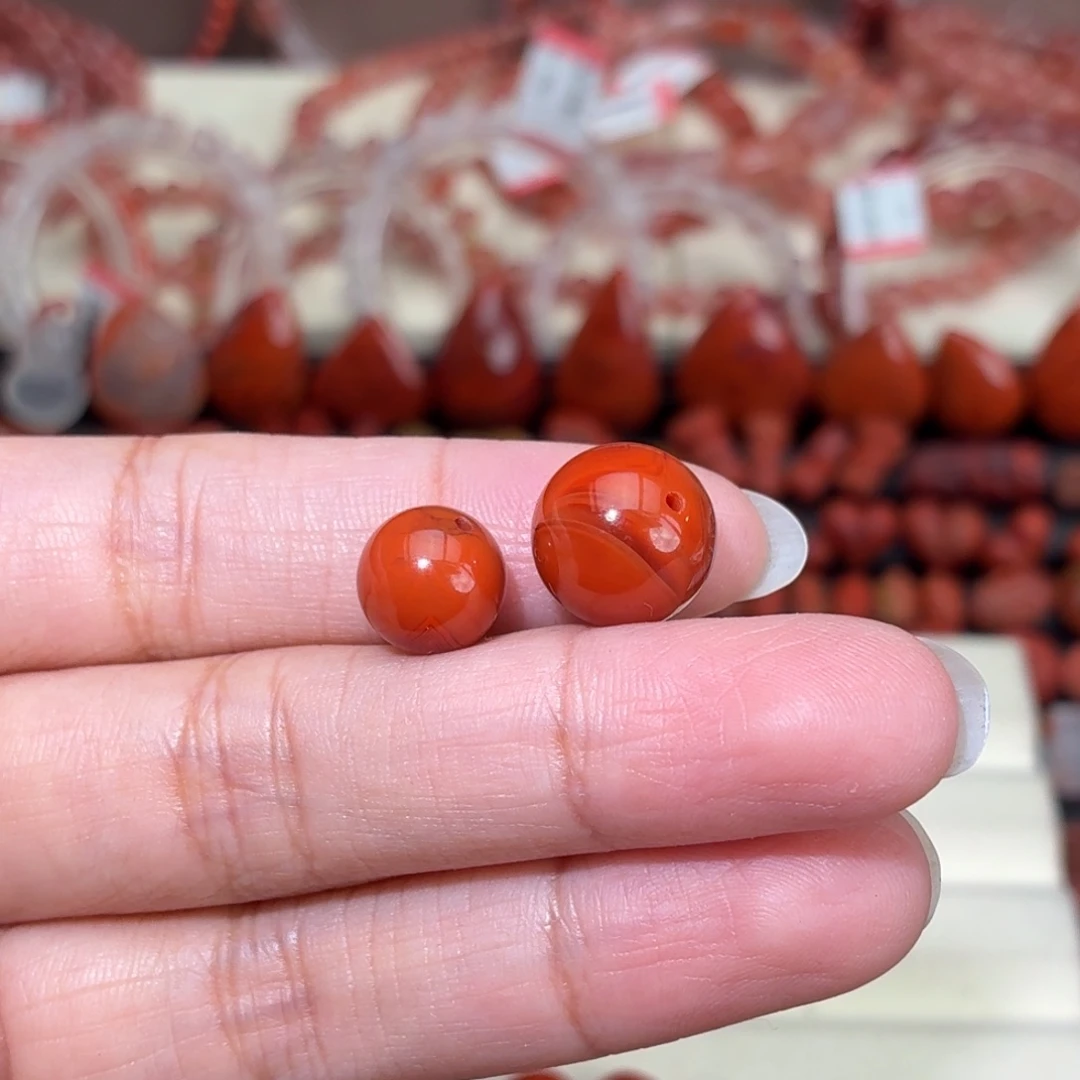 晓***膤南红玛瑙未镶嵌颈饰单珠2个