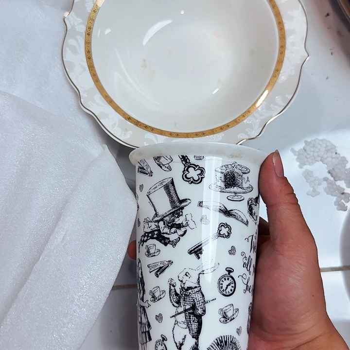 骨瓷厘**干两个杯子，一个沙拉碗