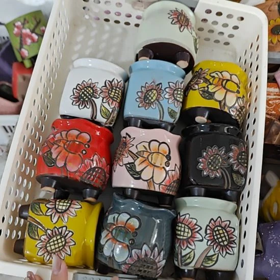 当场拍满15元发货不凑不发，花盆盆口不方不圆有针孔黑点是正常的，