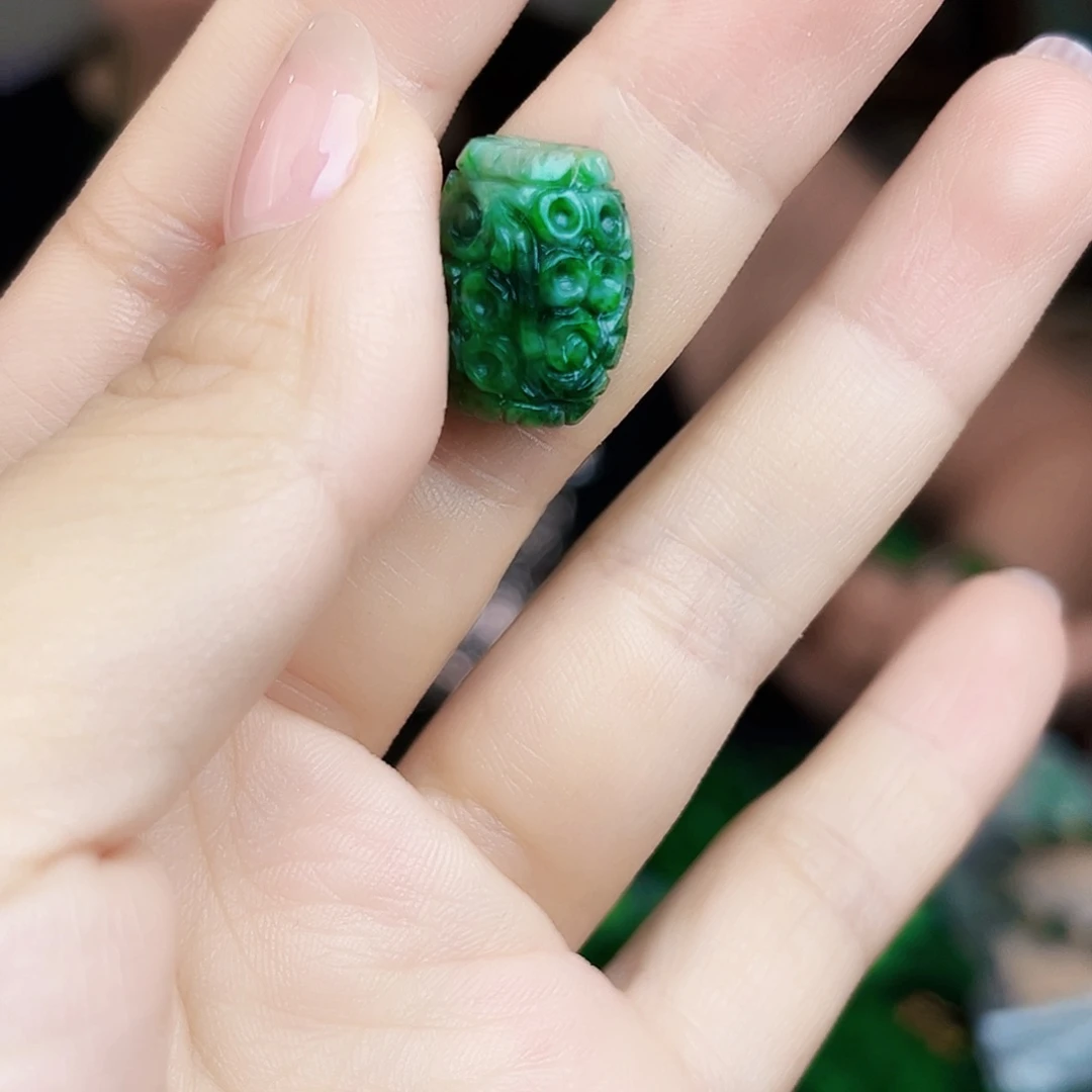 翡翠未镶嵌颈饰多样性