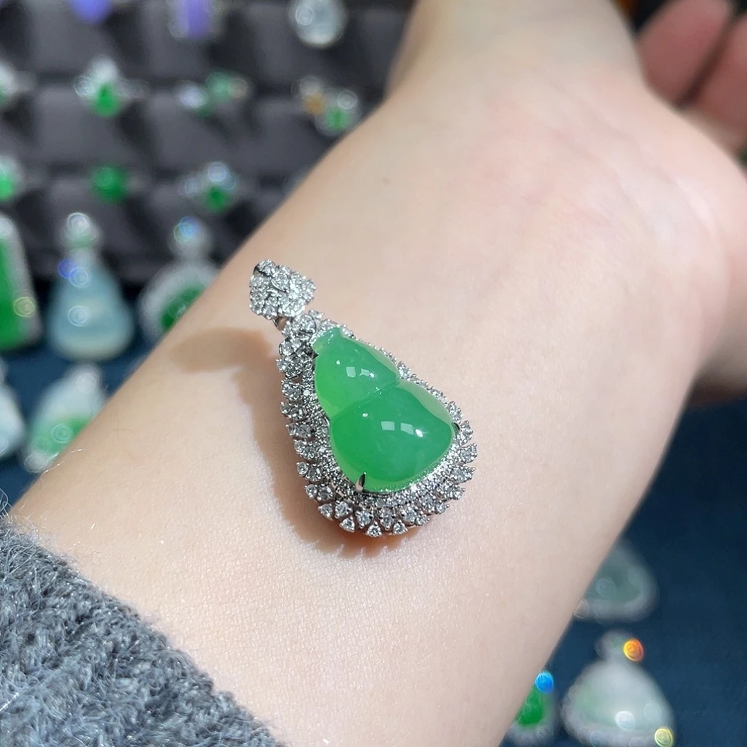 翡翠18K金镶嵌颈饰绿葫芦