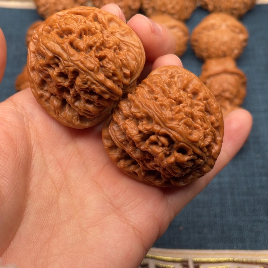 文玩核桃把件43红皮三角疆老树