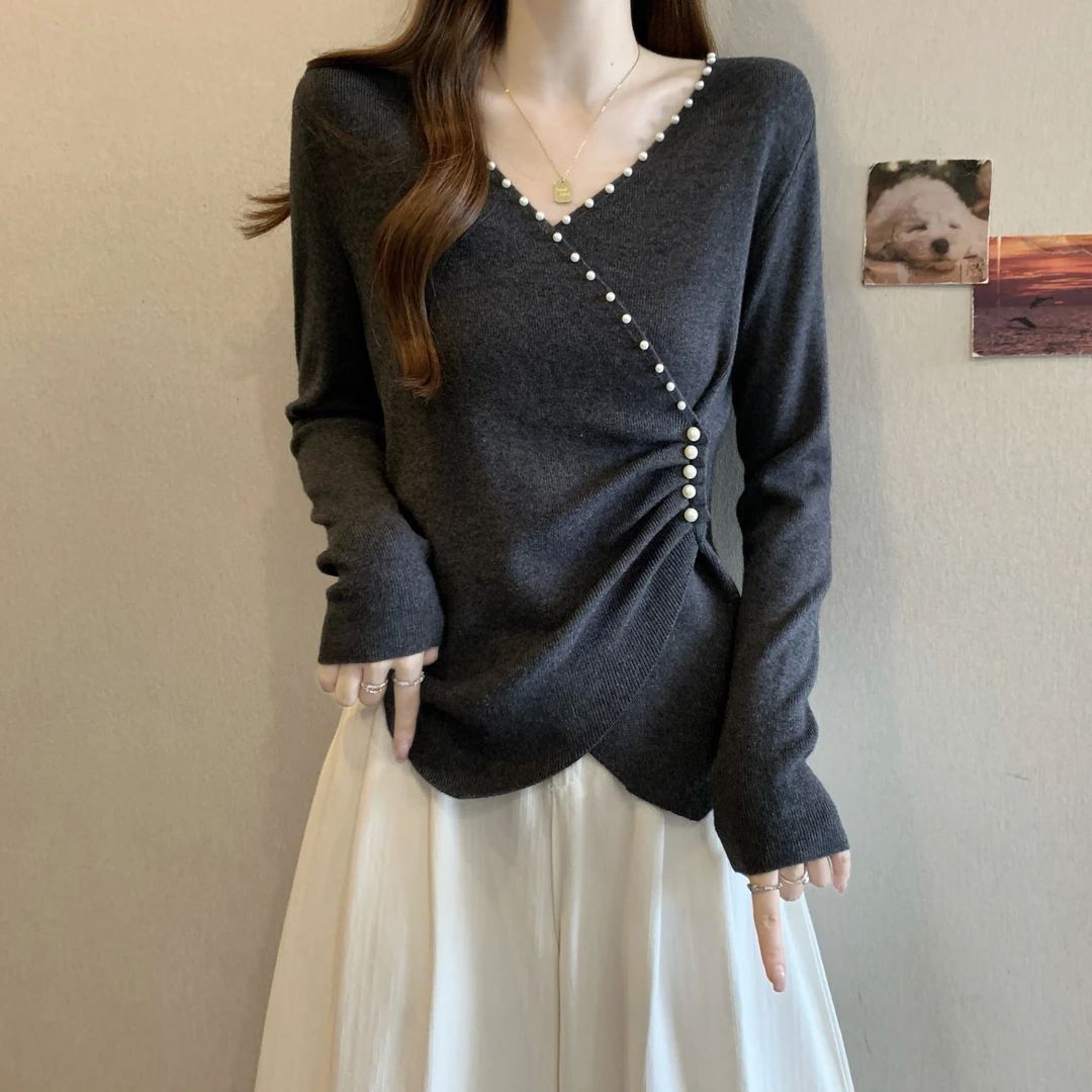 大码早春新款打底衫女微胖重工交叉领设计感钉珠长袖毛衣