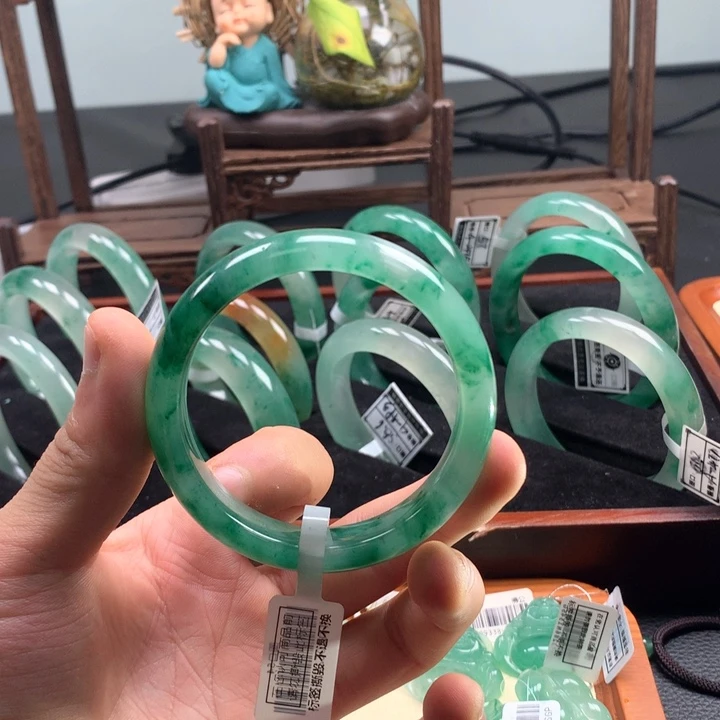 石英质玉(非洲翠)手镯未镶嵌
