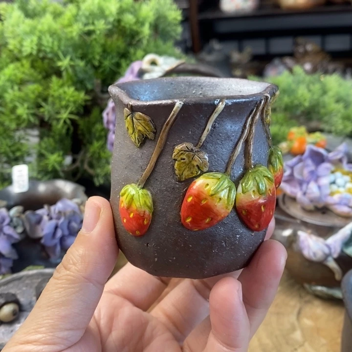 杯子和一盒巧克力一瓶